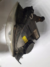 Laden Sie das Bild in den Galerie-Viewer, Frontscheinwerfer Mercedes-Benz W251 A2518202561 Links Scheinwerfer Headlight