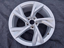 Laden Sie das Bild in den Galerie-Viewer, 1x Alufelge 18 Zoll 8.0&quot; 5x112 40ET Glanz Silber 8W0601025 Audi A4 Rim Wheel