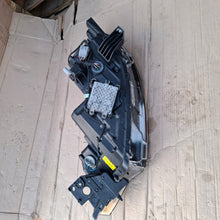 Laden Sie das Bild in den Galerie-Viewer, Frontscheinwerfer Mitsubishi Outlander III ECMM921-22E20 ECM921-21E20 Rechts