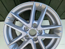 Laden Sie das Bild in den Galerie-Viewer, 1x Alufelge 16 Zoll 6.5&quot; 5x114.3 45ET Glanz Silber 42611-YY500 Toyota Auris