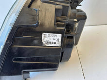 Laden Sie das Bild in den Galerie-Viewer, Frontscheinwerfer Mercedes-Benz Sprinter 906 9068200261 Rechts Headlight