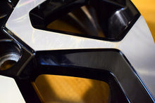 Laden Sie das Bild in den Galerie-Viewer, 1x Alufelge 15 Zoll 4.5&quot; 4x100 35ET Glanz Schwarz 42611-0H050 Toyota Aygo