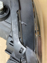 Laden Sie das Bild in den Galerie-Viewer, Frontscheinwerfer Seat Ibiza I V 6F1941005B Ein Stück (Rechts oder Links)