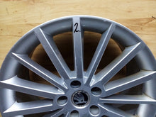 Laden Sie das Bild in den Galerie-Viewer, 1x Alufelge 18 Zoll 7.5&quot; 5x112 51ET Glanz Grau 5E0601025K Skoda Rim Wheel