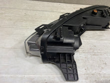 Load image into Gallery viewer, Frontscheinwerfer Hyundai Bayon 92207-Q0600 LED Links Scheinwerfer Headlight