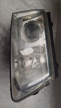 Laden Sie das Bild in den Galerie-Viewer, Frontscheinwerfer VW Passat Xenon Rechts Scheinwerfer Headlight SCH2935549320cd