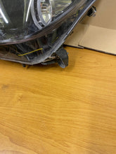 Laden Sie das Bild in den Galerie-Viewer, Frontscheinwerfer Opel Astra Xenon Links Scheinwerfer Headlight SCH1079336370qp