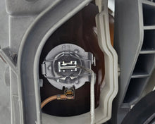 Laden Sie das Bild in den Galerie-Viewer, Frontscheinwerfer Mercedes-Benz W124 12985200 Rechts Scheinwerfer Headlight