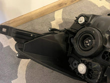 Laden Sie das Bild in den Galerie-Viewer, Frontscheinwerfer Mitsubishi Space Star 8301D445 Vorderseite Headlight