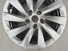 Laden Sie das Bild in den Galerie-Viewer, 1x Alufelge 17 Zoll 7.0" 5x112 46ET Silber 5E3601025 Skoda Octavia Iii Rim Wheel FEL8296319979hl