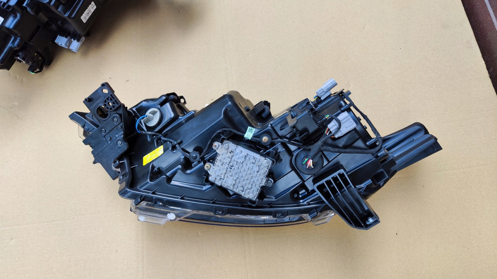 Frontscheinwerfer Mitsubishi Outlander III 8301D331 8301D332 LED Ein Satz SCH3854633136fe