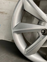 Laden Sie das Bild in den Galerie-Viewer, 1x Alufelge 16 Zoll 6.5&quot; 4x108 47,5ET Glanz Silber H1BJ-1007-C1A Ford Fiesta