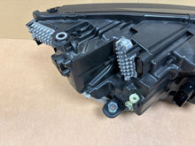 Laden Sie das Bild in den Galerie-Viewer, Frontscheinwerfer Skoda Octavia IV 5E4941035 Full LED Links Headlight SCH3207983511fp