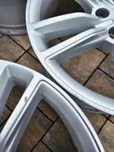 Laden Sie das Bild in den Galerie-Viewer, 4x Alufelge 19 Zoll 8.0" 5x120 40ET Glanz Silber 6007214-00-D Tesla Model S FEL8048573631bs