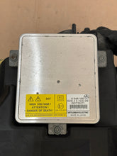 Laden Sie das Bild in den Galerie-Viewer, Frontscheinwerfer BMW E91 E90 6942737 6948180 Xenon Rechts oder Links