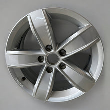 Laden Sie das Bild in den Galerie-Viewer, 1x Alufelge 16 Zoll 6.0&quot; 5x112 43ET 2GA601025Q VW T-Roc Rim Wheel