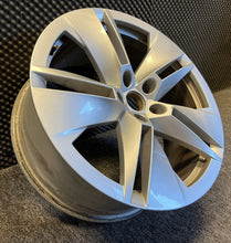 Laden Sie das Bild in den Galerie-Viewer, 1x Alufelge 19 Zoll 8.0&quot; 5x112 45ET 5LA601025B Skoda Enyaq Rim Wheel
