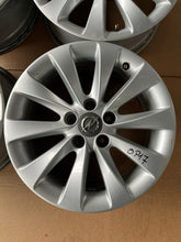 Laden Sie das Bild in den Galerie-Viewer, 4x Alufelge 16 Zoll 6.5" 5x110 37ET Glanz Silber 13346661 Opel Zafira B Meriva FEL4823897582gn