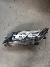 Laden Sie das Bild in den Galerie-Viewer, Frontscheinwerfer Mitsubishi Eclipse Cross 8301D065 LED Links Headlight