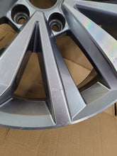 Laden Sie das Bild in den Galerie-Viewer, 1x Alufelge 17 Zoll 7.0" 5x112 45ET 2GA601025P VW T-Roc I Rim Wheel FEL5804595318sc