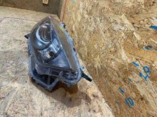 Load image into Gallery viewer, Frontscheinwerfer Toyota 4 Yaris S2508P011-M Rechts Scheinwerfer Headlight