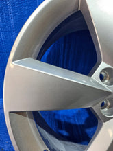 Laden Sie das Bild in den Galerie-Viewer, 1x Alufelge 17 Zoll 7.0&quot; 5x112 5JA601025H Skoda Roomster Rim Wheel