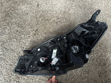 Laden Sie das Bild in den Galerie-Viewer, Frontscheinwerfer Toyota Yaris Rechts Scheinwerfer Headlight SCH7451570388bg