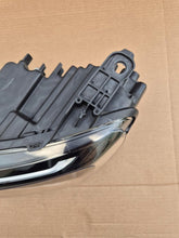 Laden Sie das Bild in den Galerie-Viewer, Frontscheinwerfer Dacia Duster 260602465R LED Links Scheinwerfer Headlight