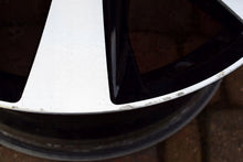 Laden Sie das Bild in den Galerie-Viewer, 1x Alufelge 17 Zoll 7.0&quot; 5x114.3 39ET Glanz Schwarz Toyota Avensis Rim Wheel