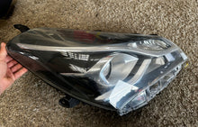 Laden Sie das Bild in den Galerie-Viewer, Frontscheinwerfer Toyota Yaris Rechts Scheinwerfer Headlight SCH6744149274zu