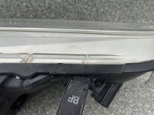 Laden Sie das Bild in den Galerie-Viewer, Frontscheinwerfer Toyota Hilux VIII Links Scheinwerfer Headlight SCH3387295682nq