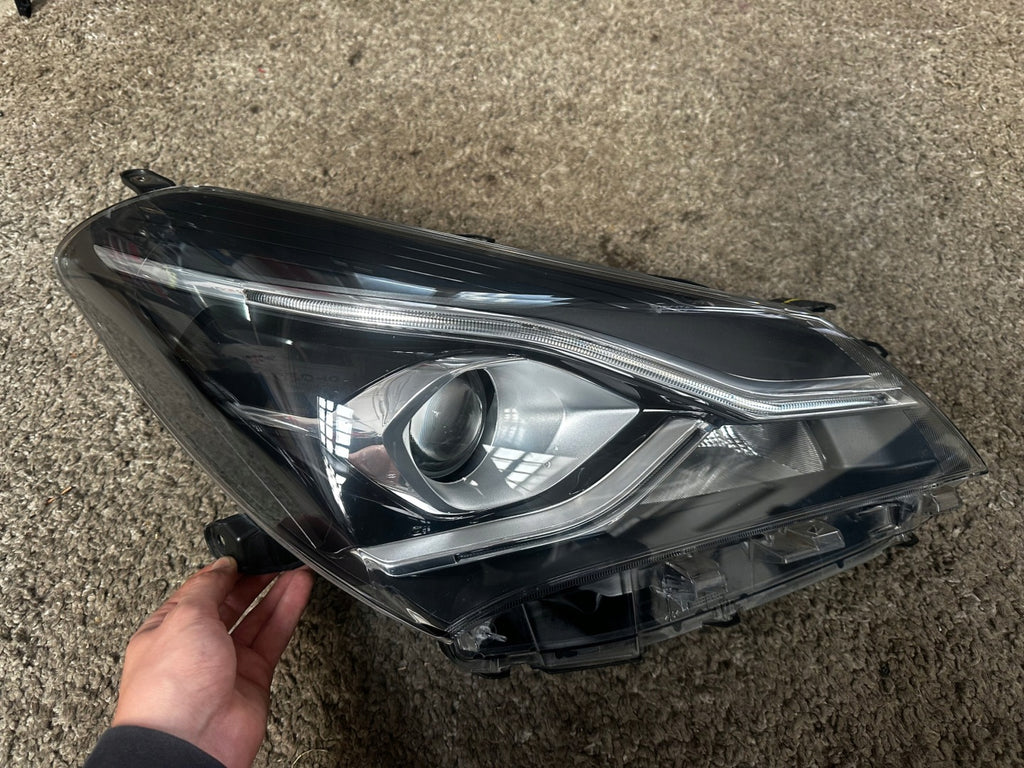 Frontscheinwerfer Toyota Yaris Rechts Scheinwerfer Headlight SCH7451570388bg