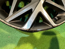 Load image into Gallery viewer, 1x Alufelge 18 Zoll 7.5&quot; 5x114.3 50ET 52910-CM300 Hyundai Kona Rim Wheel