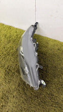 Laden Sie das Bild in den Galerie-Viewer, Frontscheinwerfer Toyota IV Yaris LED Rechts Scheinwerfer Headlight SCH1511446562yn