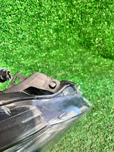 Load image into Gallery viewer, Frontscheinwerfer Toyota Yaris Rechts Scheinwerfer Headlight SCH5233496034lg