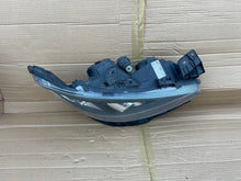 Laden Sie das Bild in den Galerie-Viewer, Frontscheinwerfer Renault Laguna III 8200555906 Xenon Rechts Headlight