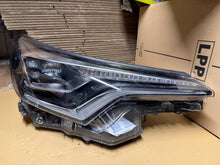 Laden Sie das Bild in den Galerie-Viewer, Frontscheinwerfer Toyota Chr 81130F4390 Rechts Scheinwerfer Headlight SCH6552256749px
