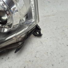 Laden Sie das Bild in den Galerie-Viewer, Frontscheinwerfer Toyota Avensis Xenon Links Scheinwerfer Headlight SCH3334394661om