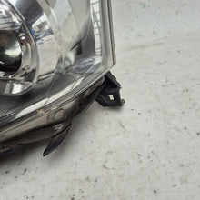 Load image into Gallery viewer, Frontscheinwerfer Toyota Avensis Xenon Ein Stück (Rechts oder Links) Headlight SCH3334394661om