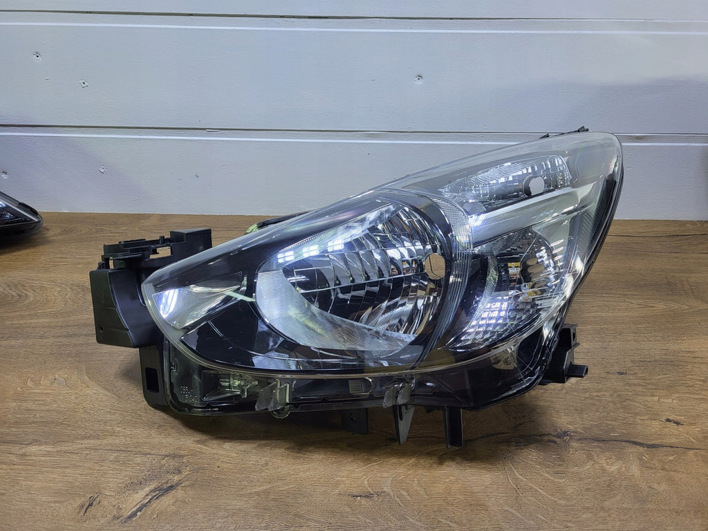 Frontscheinwerfer Mazda 2 DB5J-51040 Links Scheinwerfer Headlight