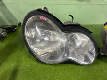 Laden Sie das Bild in den Galerie-Viewer, Frontscheinwerfer Mercedes-Benz W203 2038203261 Rechts Scheinwerfer Headlight SCH3134397966ko