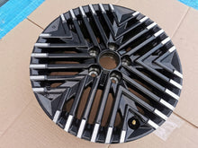 Load image into Gallery viewer, 1x Alufelge 17 Zoll 6.5&quot; 5x114.3 45ET Glanz Schwarz R337653 Nissan Leaf