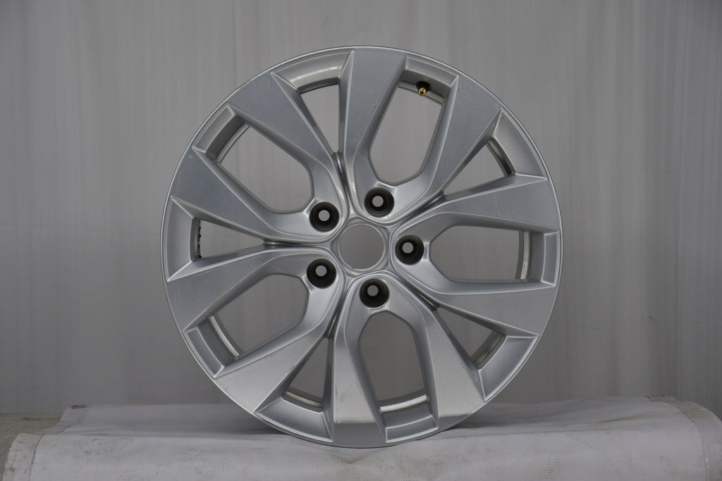 1x Alufelge 17 Zoll 7.0" 5x114.3 35ET Glanz Silber 403002111R Renault Rim Wheel