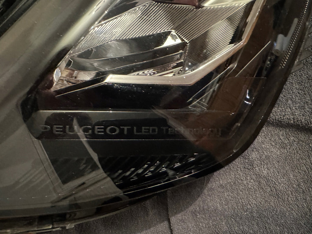 Frontscheinwerfer Peugeot 2008 208 II 9833036180 90200108 Rechts Headlight