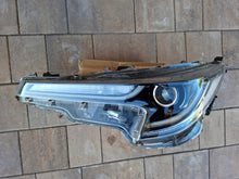 Load image into Gallery viewer, Frontscheinwerfer Toyota Corolla 81150-02S70 Ein Stück (Rechts oder Links)