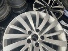 Load image into Gallery viewer, 1x Alufelge 17 Zoll 7.5&quot; 5x112 42ET Glanz Silber 3R0601025E Seat Exeo Rim Wheel