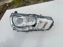 Laden Sie das Bild in den Galerie-Viewer, Frontscheinwerfer Mitsubishi Lancer I 8301C412 Xenon Rechts Headlight