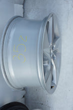 Laden Sie das Bild in den Galerie-Viewer, 1x Alufelge 17 Zoll 8.0" 5x112 46ET Glanz Silber 8Y0601025A Audi Rim Wheel FEL9631932565wg