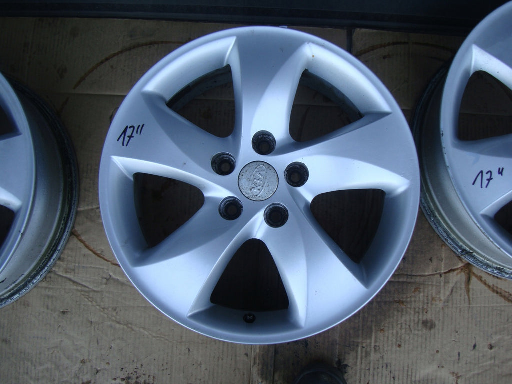 4x Alufelge 17 Zoll 6.5" 5x114.3 40ET Silber Kia Cerato Carens Carnival