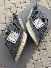 Laden Sie das Bild in den Galerie-Viewer, Frontscheinwerfer Renault Megane III 260100021R Xenon Rechts oder Links SCH4143934516sk